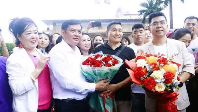 游客、高级团芒街入境越南接待规格直接拉满!J9真人游戏第一品牌消费强劲!近千名中国(图2) 游客、高级团芒街入境越南接待规格直接拉满!J9真人游戏第一品牌消费强劲!近千名中国(图2)