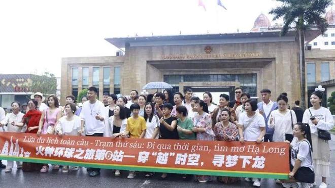 游客、高级团芒街入境越南接待规格直接拉满！J9真人游戏第一品牌消费强劲！近千名中国(图4)