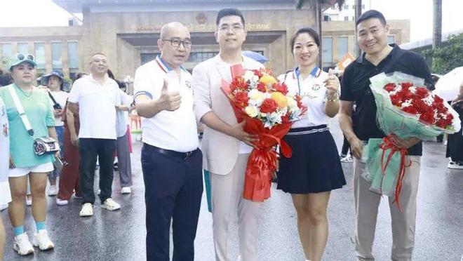 游客、高级团芒街入境越南接待规格直接拉满!J9真人游戏第一品牌消费强劲!近千名中国(图3) 游客、高级团芒街入境越南接待规格直接拉满!J9真人游戏第一品牌消费强劲!近千名中国(图3)